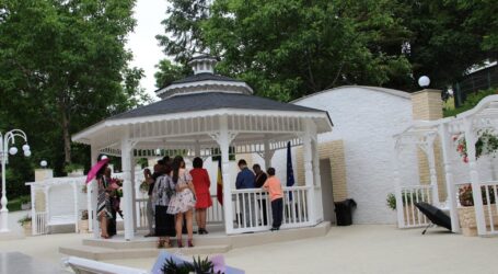 Primele căsătorii din Zalău oficiate în acest an în foişorul din Parcul Municipal Central