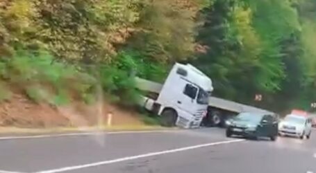 FOTO. Accident pe Meseș. Un TIR a ajuns în șanț