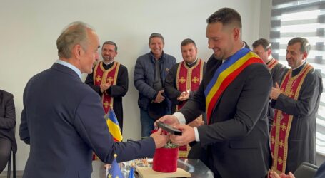 VIDEO. Artistul Radu Ciordaș, cadou inedit pentru cel mai tânăr primar din România – Alin Suciu din Surduc