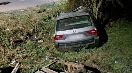 FOTO. Accident mortal în Cămăr: un tânăr a murit după ce a intrat cu mașina într-un cap de pod