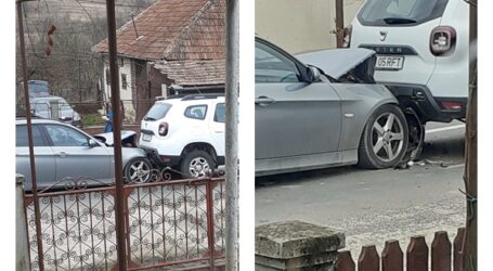 FOTO. Accident în Popeni, după ce o polițistă, în mașina instituției, a frânat brusc pentru a evita un câine