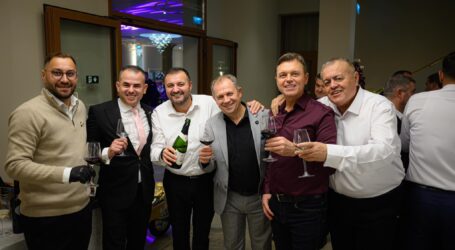 Comercializat de un antreprenor sălăjean, vinul „La Nașu” este apreciat de numeroase vedete ale muzicii folclorice din România