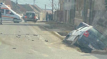 Accident cu 2 victime în Crasna, după ce o șoferiță nu a acordat prioritate autoturismului de pe drumul prioritar