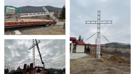 FOTO. La Mănăstirea Voivodeni s-a înălțat o cruce uriașă care va lumina tot satul