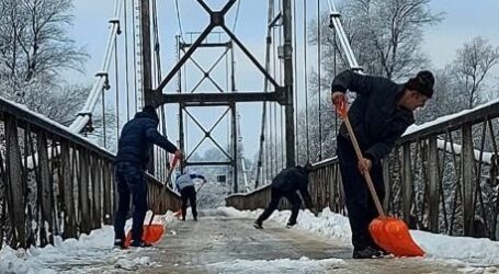 VIDEO. Așa DA! Asistații social din Ileanda, puși la deszăpezit și curățat în comună