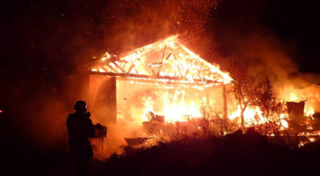 Un bărbat, rănit grav, într-un incendiu devastator în Hida