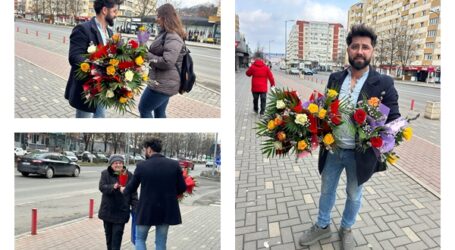 Gest de apreciat al unui tânăr din Zalău – de Mărțișor a împărțit sute de flori pe stradă doamnelor și domnișoarelor