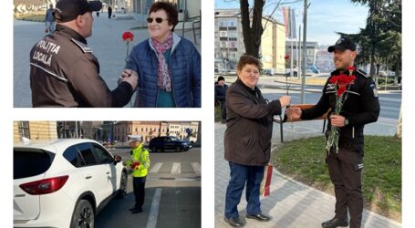 FOTO. Polițiștii locali din Zalău au împărțit flori doamnelor și domnișoarelor