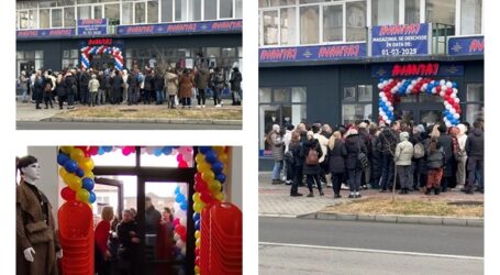 VIDEO VIRAL – îmbulzeală la deschiderea unui second hand în Zalău. Sute de clienți au căutat oferte la haine