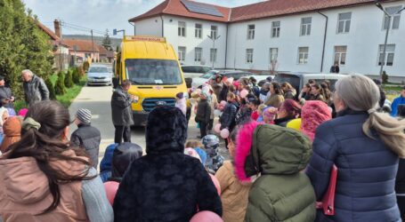 Noul microbuz școlar, întâmpinat cu bucurie de elevii din Vârșolț