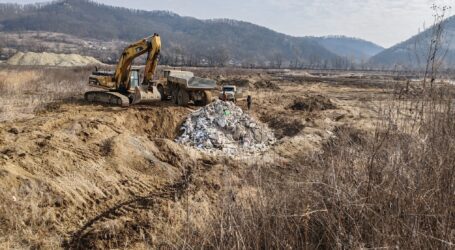 FOTO. Dezastru ECOLOGIC în Băbeni – gunoaie îngropate aproape de malul Someșului