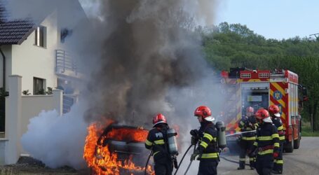 FOTO. Incendiu în Zalău – un Mercedes parcat în fața unei case din cartierul Meseș s-a făcut scrum