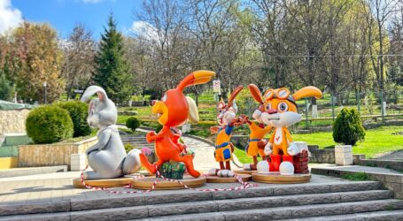 Zalăul îmbracă haine de sărbătoare. Figurine și bannere luminoase, montate în oraș de Paște