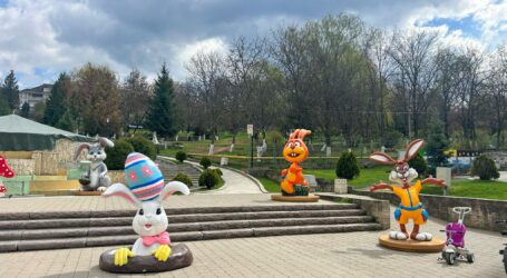 Zeci de figurine și bannere luminoase, montate în Zalău de Paște