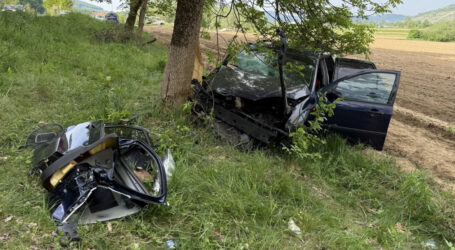 FOTO. Accident grav în Surduc. O mașină a intrat într-un copac
