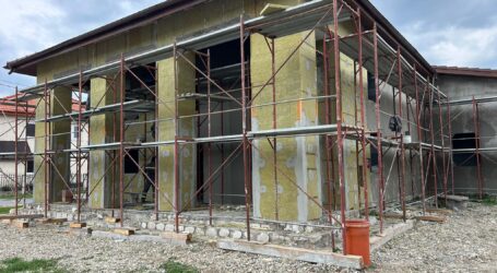 Avansează vizibil lucrările la Căminul Cultural din Băbeni