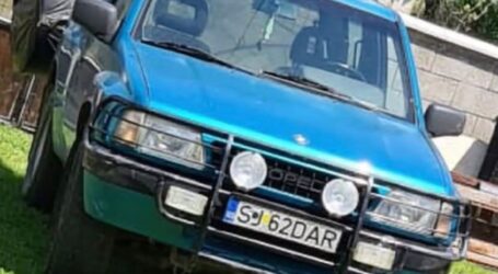 FOTO. Mașină parcată pe o stradă din zona Bancpost a Zalăului, furată de persoane necunoscute