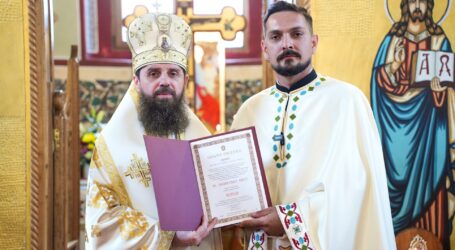 Preotul din Plopiș, distins public de Episcopul Benedict al Sălajului