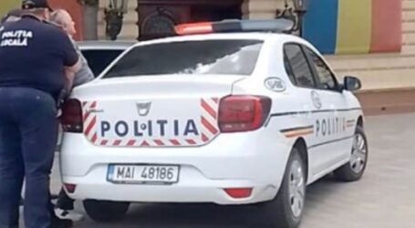 Bărbat încătușat în fața Primăriei Zalău, după ce a avut un comportament violent