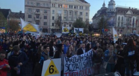 Studenții protestează azi la Cluj! Guvernul vrea să reducă fondul de burse cu 40%