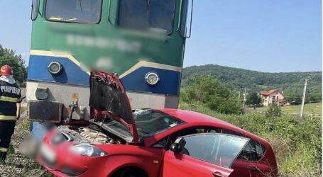 FOTO. Mașină lovită de tren în Zalău