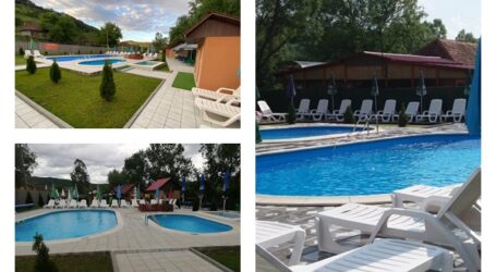 S-a redeschis ștrandul mai puțin știut din Sălaj, cu 3 bazine și prețuri accesibile – GRATIS pentru copiii sub 3 ani