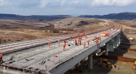 TRAGEDIE pe șantier. Un muncitor de la autostrada din Sălaj, lovit mortal de un excavator