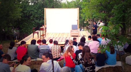 Teatru în aer liber, în satul Brusturi