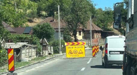 Drumul spre Creaca a ajuns pistă cu obstacole cu BANI EUROPENI – muncitorii sparg ce asfaltează și asfaltează ce sparg. Șoferii tranzitează la liberă înțelegere. Cine recepționează un drum peticit?