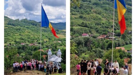 VIDEO. Eveniment INEDIT în satul Popteleac – drapelul național, înălțat pe catarg într-un amplu eveniment