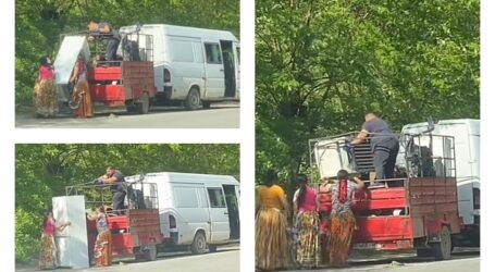 VIDEO. 4 sălăjeni au ajuns virali pe Tik Tok, după ce au încărcat de pe marginea drumului o combină frigorifică într-o remorcă plină de fier vechi