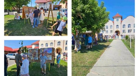 FOTO. Expoziție de pictură în curtea unei biserici din Sălaj