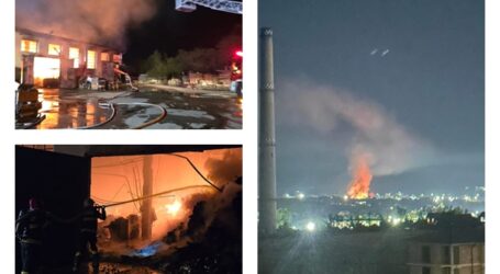 VIDEO. Incendiu puternic la o cunoscută firmă de fabricat produse din lemn din Crișeni. Flăcările uriașe s-au văzut din Zalău