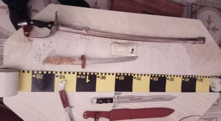 Percheziții în satul Glod din Sălaj, după ce un bărbat a fost bătut și amenințat cu moartea. Polițiștii au descoperit săbii, machete și cuțite