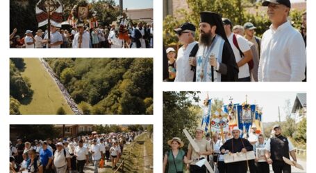 Peste 2.000 de persoane, în pelerinaj spre Mănăstirea Strâmba. Episcopul Benedict, Dinu Iancu-Sălăjanu, Ionel Ciunt și Dan Ghiurco au însoțit pelerinii