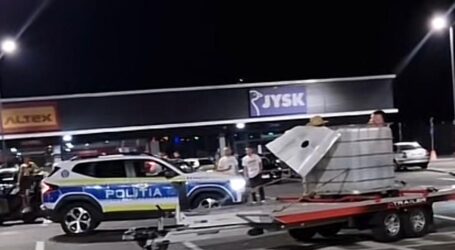 VIDEO. Doi tineri au ajuns virali, după ce și-au improvizat o piscină la Zalău Value Center. Ce a constatat Poliția