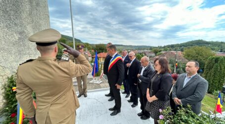 Primăria Treznea a depus o coroană de flori în memoria martirilor din localitate