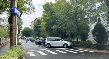 Se termină lucrările pe strada Crișan din Zalău. Citadin montează stâlpi pentru a interzice parcarea pe trotuar