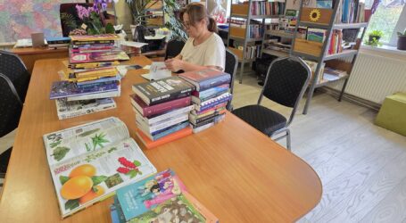 Investesc în educație! Primăria Băbeni susține financiar activitatea de la Biblioteca Comunală. Bibliotecara Monica Dale are în grijă volumele noi
