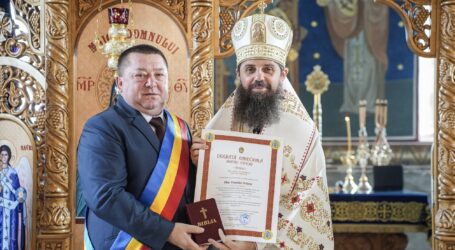 Primarul din Hereclean, distins de Episcopul Benedict cu „Gramata Episcopală pentru ctitori”