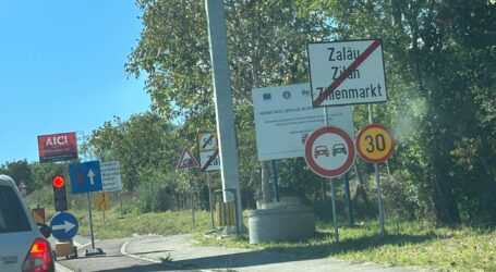 13 șoferi fără răbdare au rămas fără permis. Au trecut pe roșu sau au depășit coloana la semaforul de la șantierul centurii Zalău