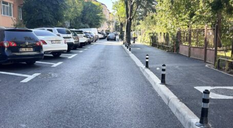 În Zalău, adio parcări pe trotuar. Primăria montează stâlpișori în zonele aglomerate