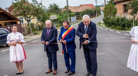 Investiție de aproape UN MILION DE EURO în infrastructura rutieră din Vârșolț – a fost inaugurată o rețea de drumuri pusă la punct