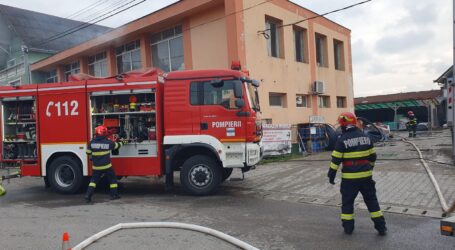 FOTO. Incendiu de amploare la o firmă în Sărmășag