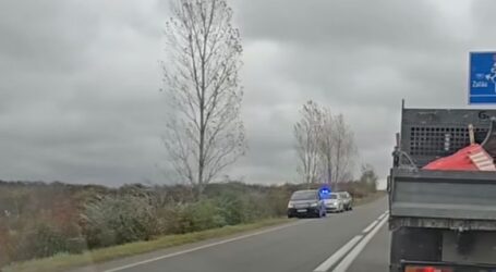 VIDEO. Încă 2 șoferi au rămas azi fără permis 90 de zile la semaforul de la centura Zalău, după ce au depășit coloana și au trecut pe roșu
