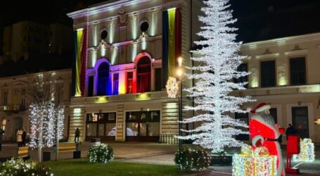 Brad de Crăciun 3D – decorat cu leduri albe – de 10 metri înălțime, cumpărat de Primăria Zalău