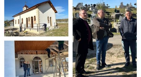 Lucrările la capela din Ortelec se finalizează luna viitoare. Viceprimarul Călin Forț, vizită pe șantier alături de Alin Oros și preotul Doru Gârboan