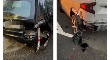 FOTO. Accident GRAV în Zalău – o șoferiță și-a lovit soțul cu mașina, după o manevră greșită, apoi a lovit 2 autoturisme parcate