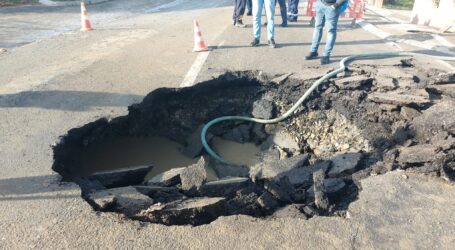 FOTO. Poliția, noi detalii după explozia magistralei de apă de la Tarnița – pagube la o casă din Ortelec și drumul distrus