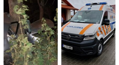 O șoferiță a intrat cu mașina într-un copac pe Meseș. Femeia a fost salvată de o ambulanță care se întorcea de la alt caz